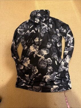Lululemon Run: Turn Around Pullover